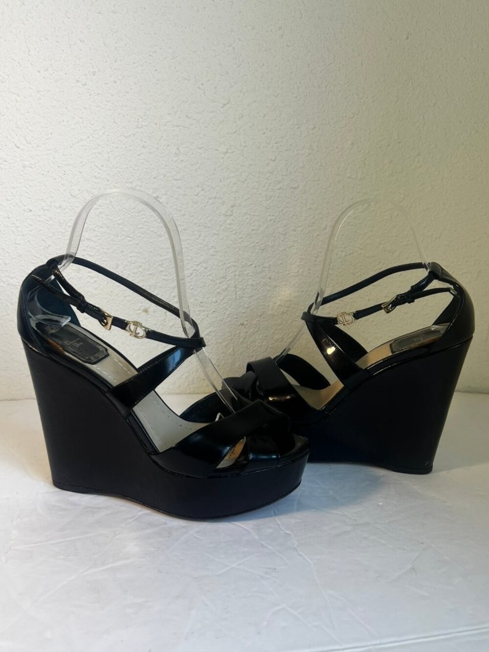 CHRISTIAN DIOR LOGO WEDGE CORK SANDAL PATENT LEATHER SZ 38 / 8 US